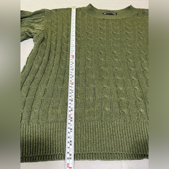Beautiful green sweater size medium. - Picture 6 of 6